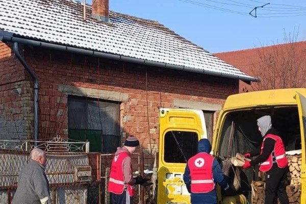 Drva i štednjaci za starije osobe koje žive u teškim uvjetima